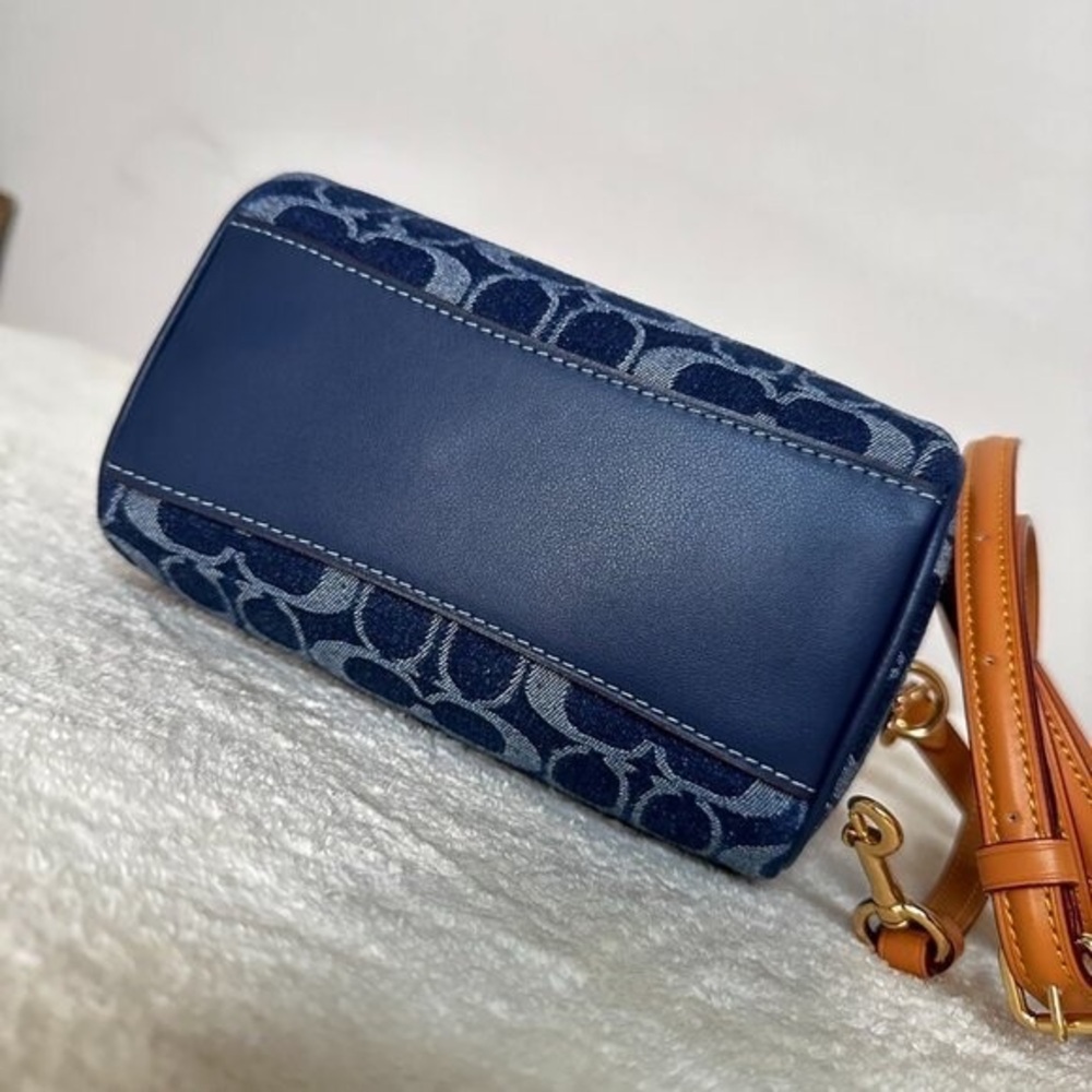 Coach bag, can be worn crossbody or carried by hand, blue bag - Picture 5 of 7